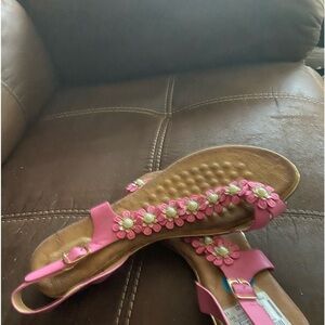 Size 9-2/ women’s sandals. Never worn. They are a salon pink color.